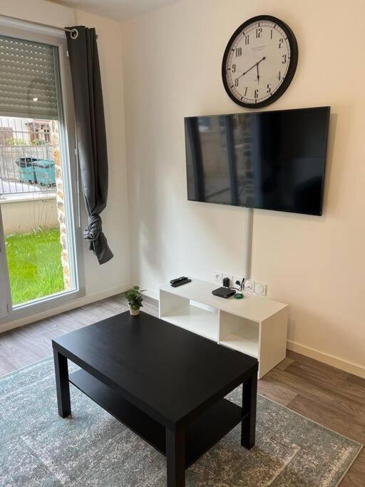 Appartement F2 De Haut Standing En Hypercentre Avec Jardin Prive A 270 M De La Gare De Mantes ! Buitenkant foto